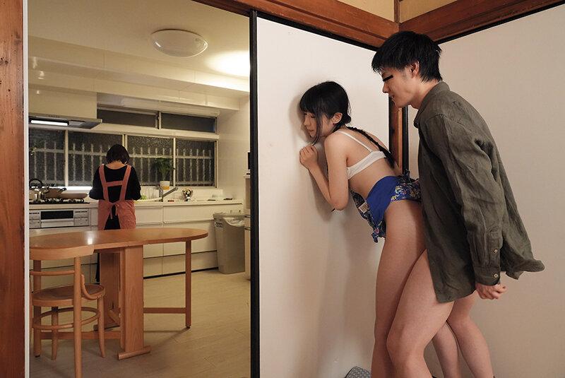 ねぇ～ここでハメたらどうなるかなぁ～？「えっ！？ダメッ！しないで…バレちゃうママ居るんだよっ！」パイパン姪っ子にいたずら中出し性交 サンプル画像 6