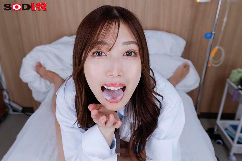 【VR】【8K】病院暮らしのボクを幼い頃から担当してくれている女医と筆おろし性交 初めての口淫、初めての挿入でドキドキ・バクバク病室セックス 今井栞菜 サンプル画像 17