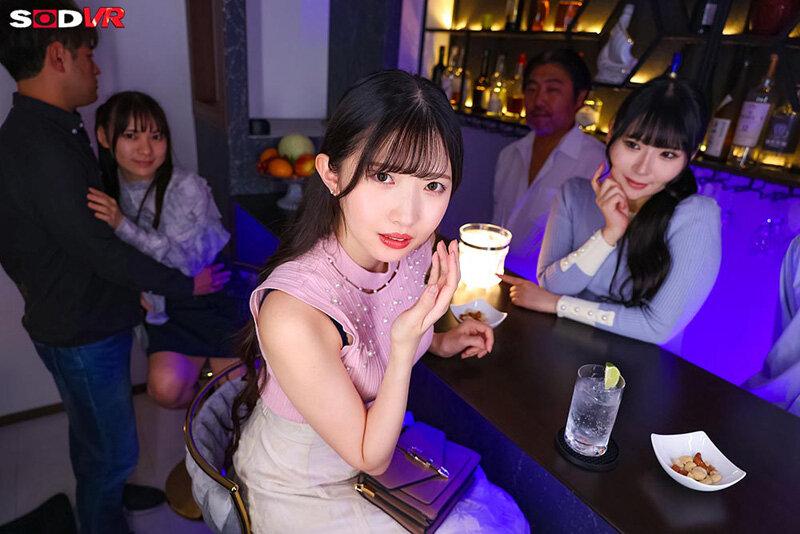 【VR】【8K】（リアル大乱交VR）愛している妻と結婚記念日にハプニングバーに訪れて。 気の強く芯のしっかりした妻が、凄いテクニックのおじさんや凄い巨根の若い男に 弄ばれてヤリマン女に堕とされるまで。俺は知らない女性客とハメを外して-2 サンプル画像 3