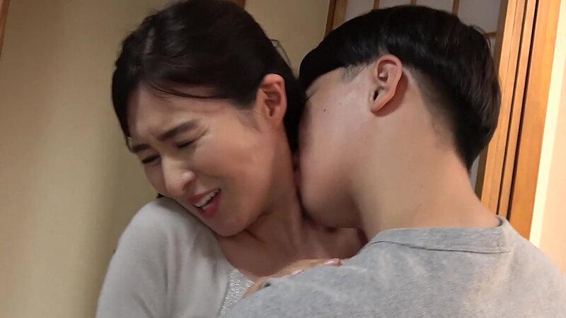 熟女 秘密の午後 大家の奥さんの美乳に欲情したアパートに住む男は… 離婚したい妻は訪問営業男の肉棒にムシャブリつき… サンプル画像 3