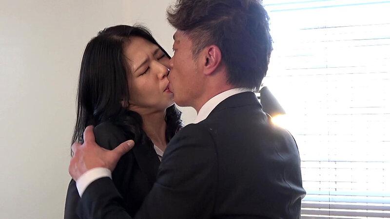 熟妻ドラマ 取引先の専務に呼び出され恥部を弄ばれる秘書 部下を誘惑し肉棒にムシャブリつく女上司 サンプル画像 2