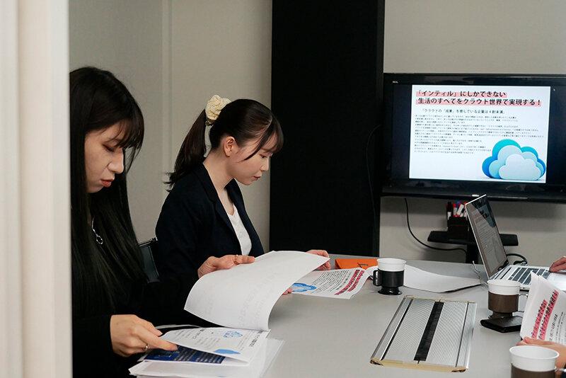 胸チラをしているのに気付かず働く同僚に手を出しちゃった俺 藤田こずえ サンプル画像 4