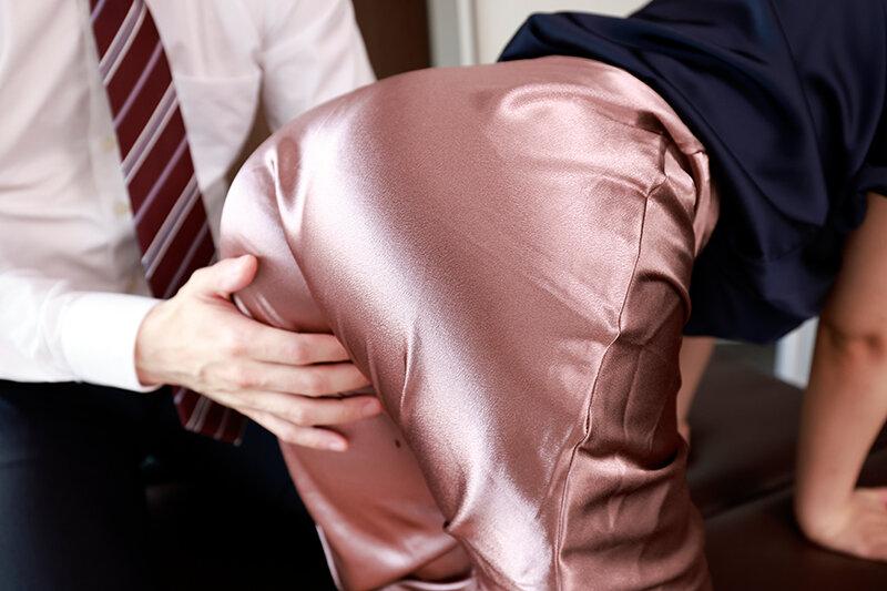 【AKNRフェティシズム】 光沢サテン 完全着衣OLスーツ ムチムチ巨乳の同僚を痴感！ 勤務中に激揉み＆精液ごっくん 乙羽あむ サンプル画像 4