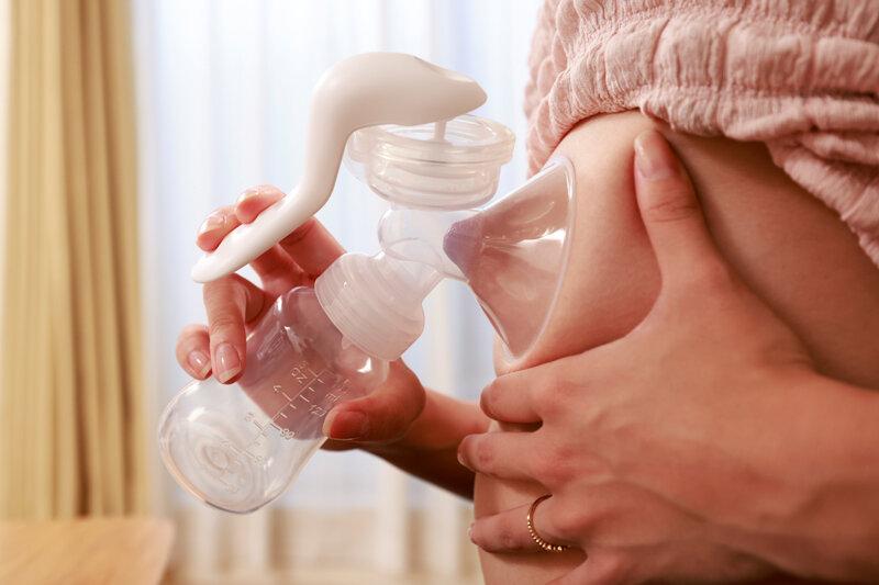 【小那海あや】身重の嫁に搾乳の仕方を教えてる先輩ママさんのおっぱい サンプル画像 3