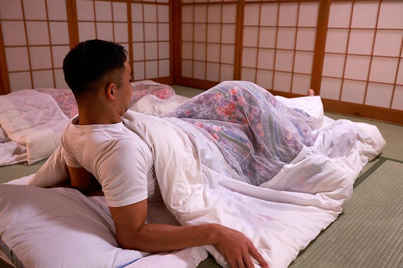 えっ、マジ！！ラッキーな展開！！ 夜寝てたら布団の中で友達の彼女がチンポをシャブってきた サンプル画像 14
