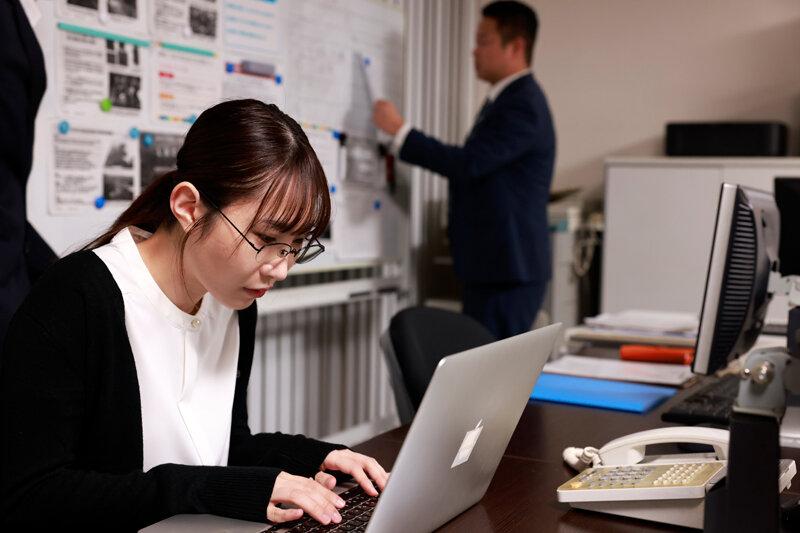 会社で嫌われている地味な先輩とのSEXがドストライクすぎて… サンプル画像 2
