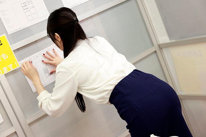 ズリネタ確定の神尻が俺の目の前でフリフリ！！抑えきれなくなって手を出してしまった サンプル画像 1