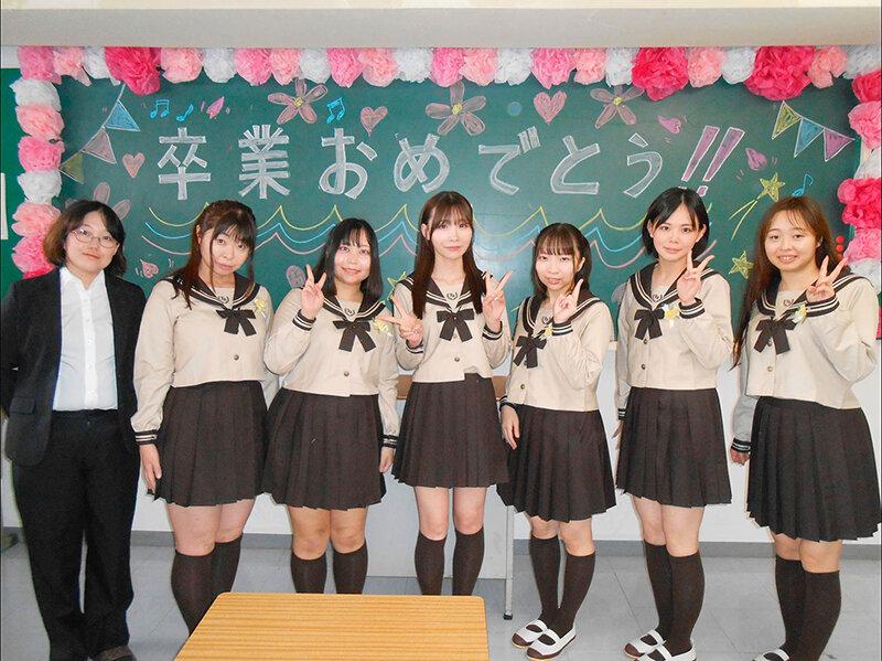 学生時代に好きが溢れ過ぎた一方通行なレズで離れた2人の気持ちは大人になって再会しあの頃の想いをもう一度伝えキスをして好きを感じ合った Nia 小野寺舞 サンプル画像 9