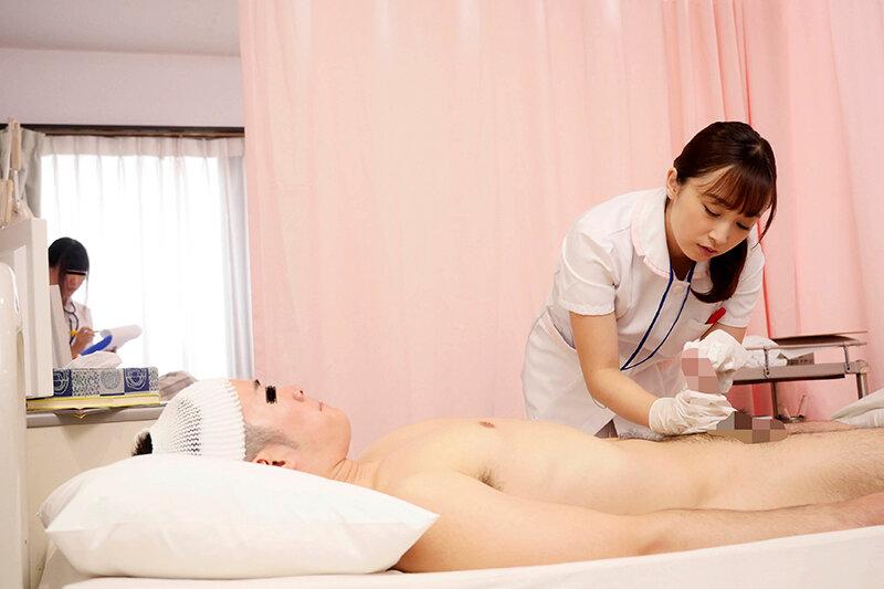 勃起したままの男を一切動かさないS字尻振り騎乗位介助で骨抜きにする美尻ナース 清拭中にエロ尻で誘惑する巨尻看護師 サンプル画像 3