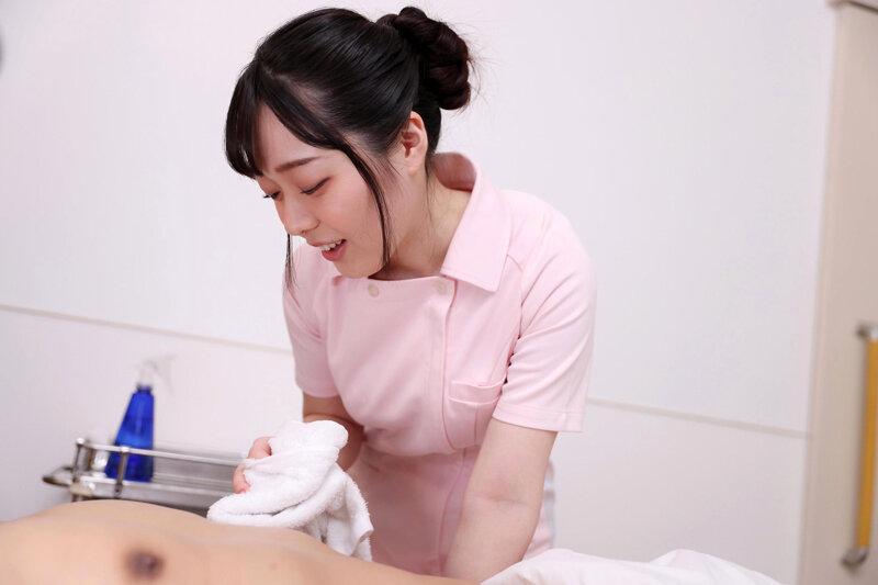 清拭中にチクビを触られビクンビクン感じたら 看護師がまさかの痴女開眼で僕の乳首をコリコリ！レロレロ！！ ちゅぱぱぱぱ！！！ 隠れビッチ看護師 高瀬りな サンプル画像 2