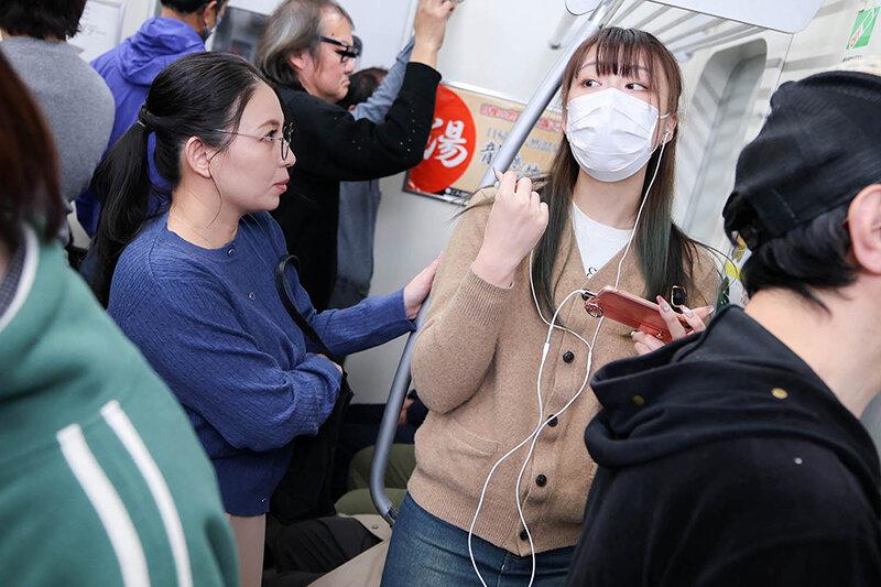 「えっ！おばさんの私が？！」我が子の前で触られ必死に抵抗するも愛液を垂れ流し絶頂が止まらない巨尻母VOL.4 サンプル画像 14