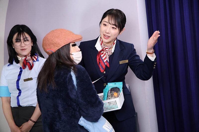 内緒でエグい接客してくれた美人CAをホテルに誘って生ハメしたら何度も求めるヤリマンだったVOL.5 サンプル画像 4