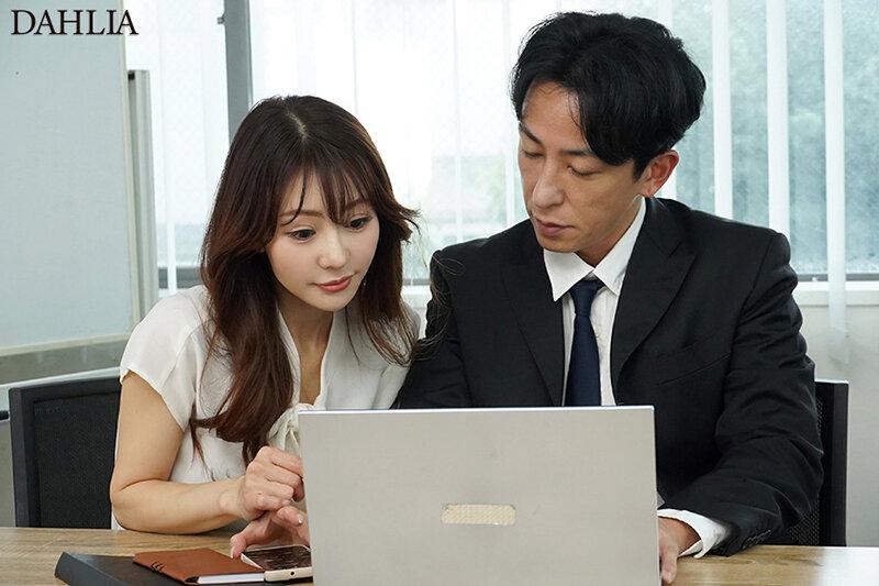 出張先で長年一緒に働く女子社員と相部屋。「お前だけとは無いわ…」と冗談を言い合っていた関係なのにセックスしたら最高すぎた。 小沢菜穂 サンプル画像 2