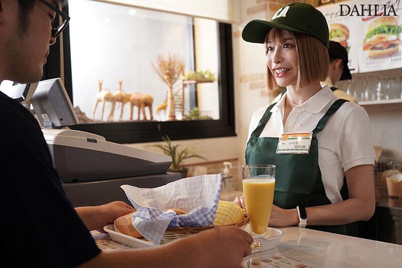某有名ハンバーガー店で働き始めた巨乳人妻と、チャラいヤリチン大学生バイト君の歳の差セクハラ不倫映像が流出してます。 入田真綾 サンプル画像 2