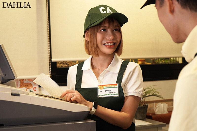 某有名ハンバーガー店で働き始めた巨乳人妻と、チャラいヤリチン大学生バイト君の歳の差セクハラ不倫映像が流出してます。 入田真綾 サンプル画像 3