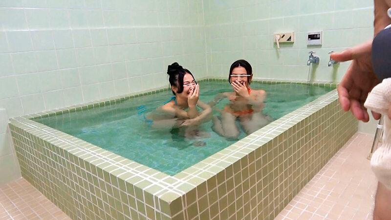 水着着用混浴風呂でデカチンがバレた！？若い美女二人組と混浴。フル勃起したデカチンがバレて女性たちはデカチンに興味津々。密着接近ハーレム逆ナンパで大暴走！【配信限定Vol.01】 サンプル画像 2