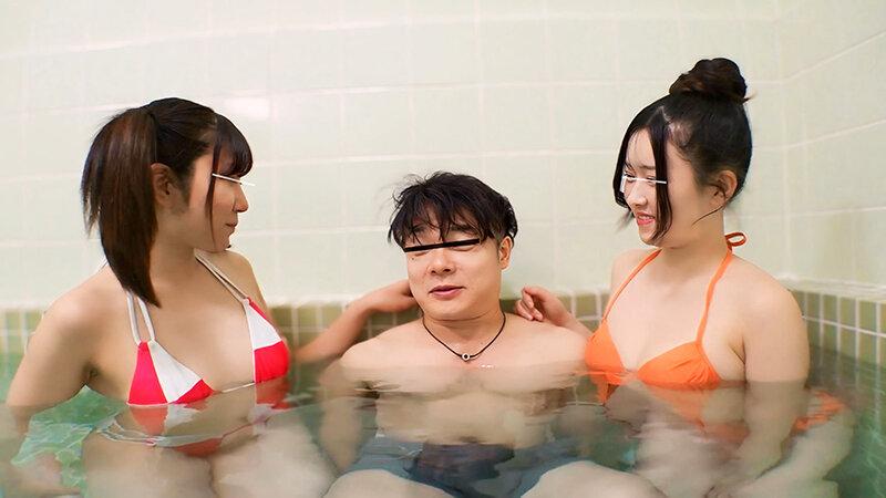 水着着用混浴風呂でデカチンがバレた！？若い美女二人組と混浴。フル勃起したデカチンがバレて女性たちはデカチンに興味津々。密着接近ハーレム逆ナンパで大暴走！【配信限定Vol.01】 サンプル画像 10