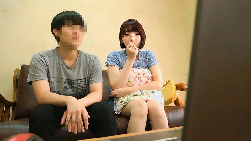 ～幼馴染とAV鑑賞～女だってAV見てたら興奮して自然と股間に手が伸びる！？バレないようにオナニーしながら体をすり寄せ急接近！！！ サンプル画像 2