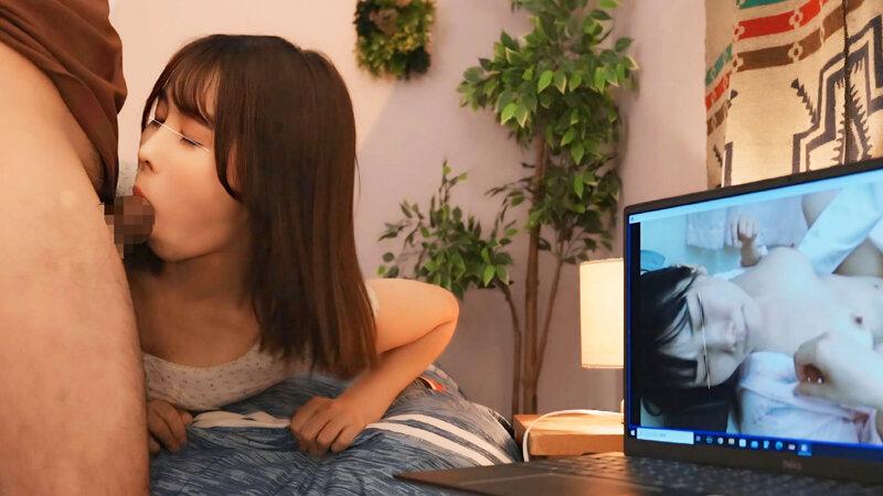 ノーハンドフェラチオで僕のチ〇ポにしゃぶりつく！！目の前に勃起したシコリち〇ぽ！パソコンの画面にはAV！刺激的すぎるエロビジュアルに興奮した女の子は発情ブースト！ サンプル画像 10
