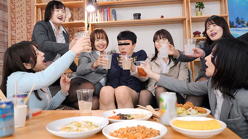 黒ストッキングの同僚OLと王様ゲーム！悪ノリ同僚たちは誰が王様でも上から目線で男一人の僕に痴女ってくる超贅沢システム！ストッキングで挟まれ踏まれ締められて発射し放題！計18発射精するパンスト大乱行！ サンプル画像 2