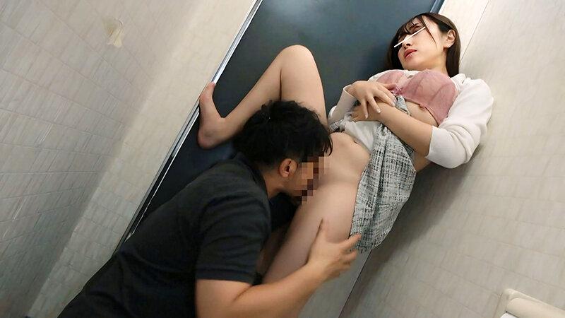 公衆便所のエロい落書きに電話をしたら隣の個室から通知音が鳴って…まさかの痴女登場！？されるがまま！喰いしゃぶられ最後は生ハメ搾精！！！ サンプル画像 16