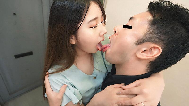 同じマンションのご近所奥さんと毎日玄関先で3分間キスだけ不倫してます。浮気だけは死守していたようですがやっぱりエスカレートしてしまい…。今までの我慢が解放され性欲モンスターと化し貪るように若い男の肉体を堪能する清楚美人妻 ＃04 さなさん サンプル画像 2