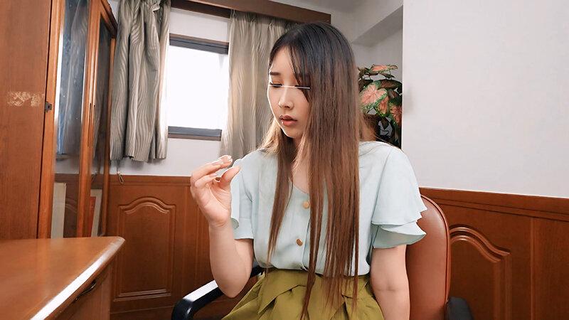 同じマンションのご近所奥さんと毎日玄関先で3分間キスだけ不倫してます。浮気だけは死守していたようですがやっぱりエスカレートしてしまい…。今までの我慢が解放され性欲モンスターと化し貪るように若い男の肉体を堪能する清楚美人妻 ＃04 さなさん サンプル画像 4