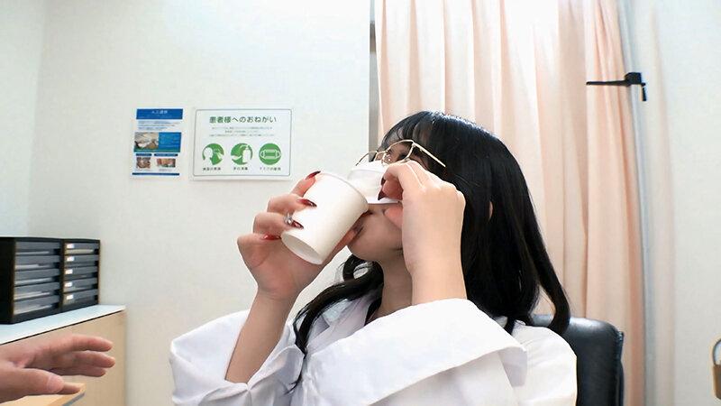 「これも検査なんですか！？」「はい！立派な検査です！」真面目な顔して敬語で診察～飲尿～中出し・精飲でしつこいくらいに捕精（ほせい）検査してくる泌尿器科の極淫痴女医＃01 西野医師 サンプル画像 5