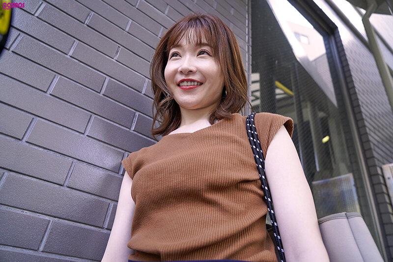 素人妻が一般大学生の自宅にコンドーム1つ渡され一泊一度のゴム姦では満足できず宿泊中2度もガチ中出しを許してしまう騎乗位でチクオナするあざと可愛い美乳妻 まりさん 33歳 サンプル画像 2