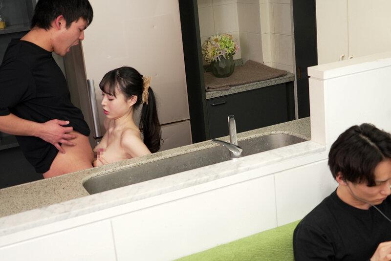 家の中のバレそうな場所でこっそり誘惑してきてスリルを楽しむ僕の彼女 真希いずみ サンプル画像 3