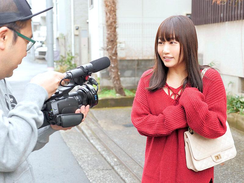池袋で見つけた心優しい働くお姉さん 童貞くんのオナニーのお手伝いのつもりがセックス練習ってことで素股していてヌルっと入って筆おろし！？ 篠宮ゆり サンプル画像 1