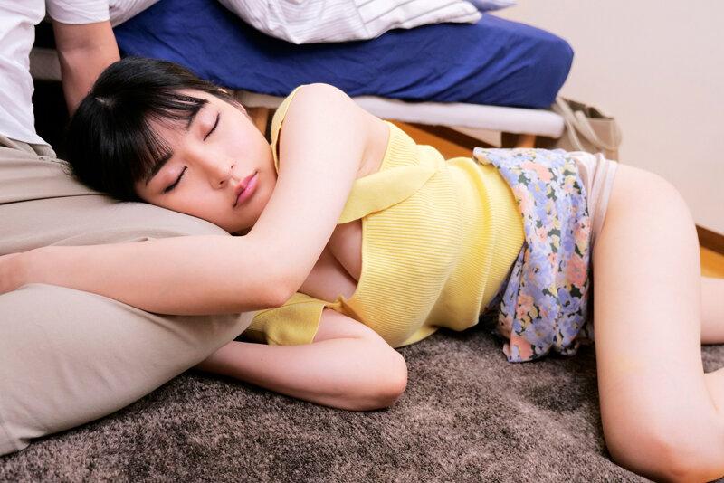 サエない僕を不憫に思った美人な姉に「擦りつけるだけだよ」という約束で素股してもらっていたら互いに気持ち良すぎてマ○コはグッショリ！でヌルっと生挿入！「え！？入ってる？」でもどうにも止まらなくて中出し！ 胡桃さくら サンプル画像 3
