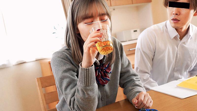 親が隠していた乳首用媚〇なるものを試してみたかった僕はクラスの同級生に家でゲームをしようとウチに呼びジュースに混ぜて出してみました。身体の異変を僕に訴えるも介抱するフリをしてムネを弄ったらヨダレを垂らして乳首イキ！白目を向くほどイカせまくってあげました！ サンプル画像 1