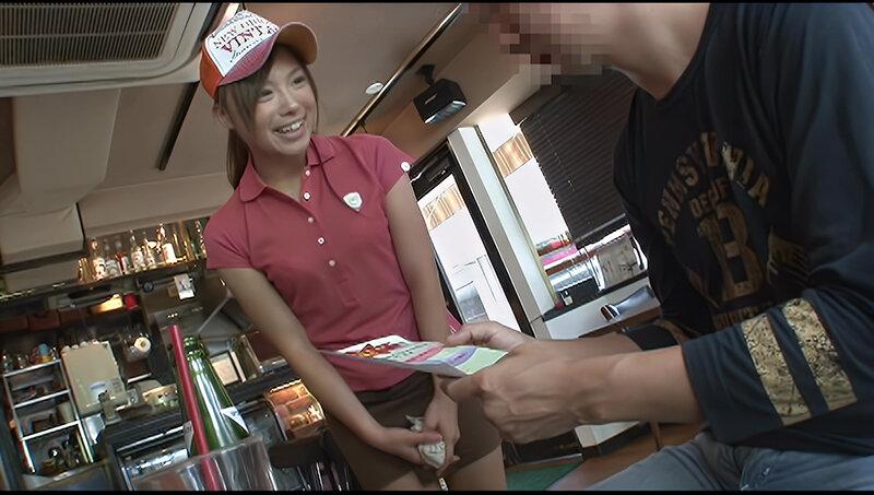 【AIリマスター】接客中に顔を紅潮させながら感じまくるバイト娘5 中出しSP ～ハンバーガー屋、レンタルビデオ店、和食小料理店、ビール売り子～ サンプル画像 2
