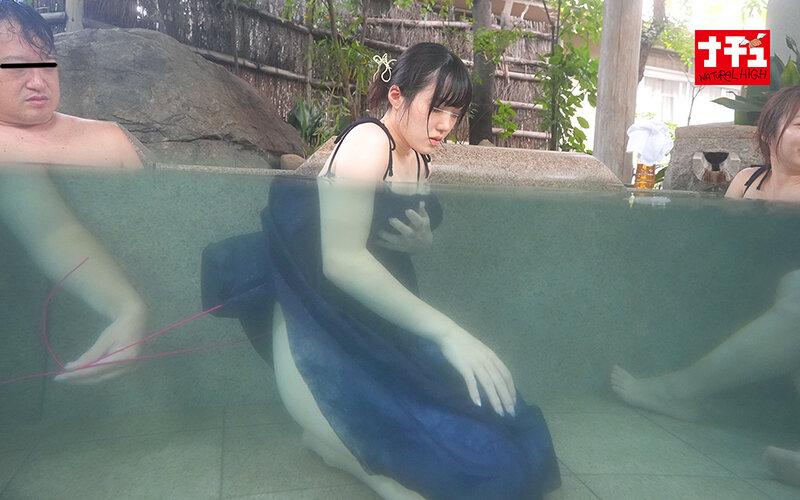 混浴風呂の中で湯あみ着をずらされ執拗な乳首イジリで抵抗できない美乳女 サンプル画像 13
