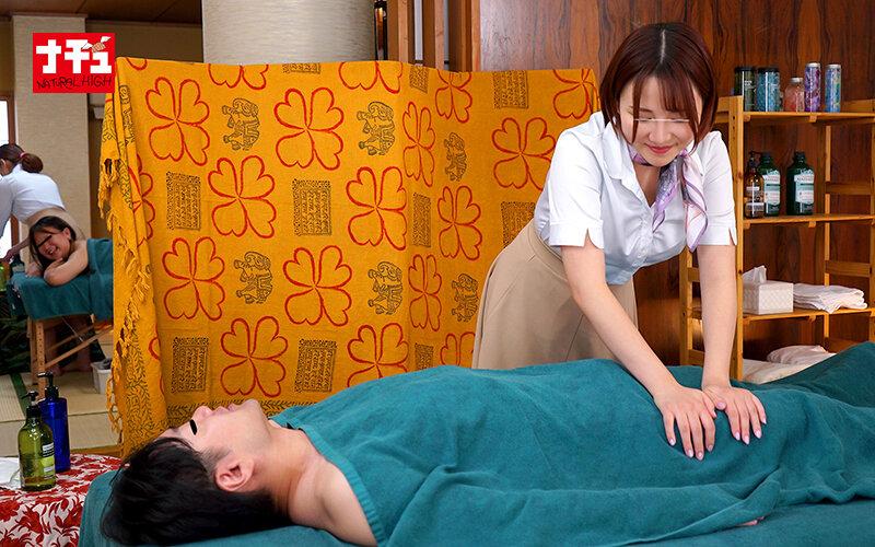 妻がいる至近距離で平然とマッサージしながらこっそりチ○ポを挿入し腰振り騎乗位で中出しまでさせるエステティシャン11 サンプル画像 4
