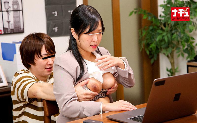 オンライン会議中に横乳パイズリで発情させられ…意見を言いながらハメ腰を振りまくる巨乳叔母 サンプル画像 11