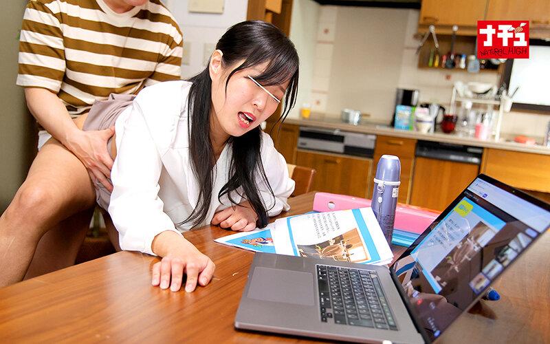 オンライン会議中に横乳パイズリで発情させられ…意見を言いながらハメ腰を振りまくる巨乳叔母 サンプル画像 13