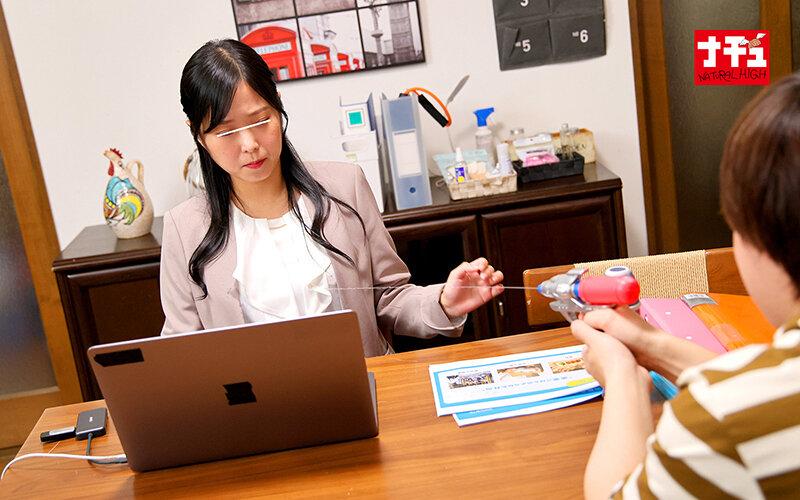 オンライン会議中に横乳パイズリで発情させられ…意見を言いながらハメ腰を振りまくる巨乳叔母 サンプル画像 10