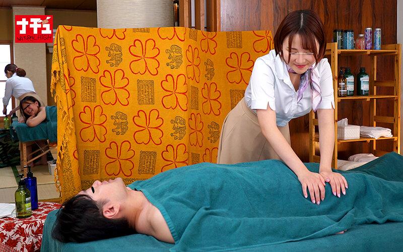 妻がいる至近距離で平然とマッサージしながらこっそりチ○ポを挿入し腰振り騎乗位で中出しまでさせるエステティシャン11 愛嬌ムチ尻Aさん（25） サンプル画像 2