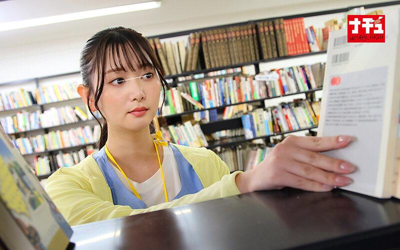 図書館で声も出せず糸引くほど愛液が溢れ出す敏感娘32 色白美肌保育士 サンプル画像 3