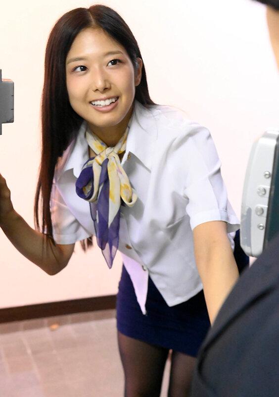 自宅でエステ始めたプリ尻若奥様。近所の知合いの息子が来てマッサージしてたら勃起が全然収まらず、お互いのムッツリスケベを隠しきれず挿入までヤッちゃった！ 前乃菜々 サンプル画像 2