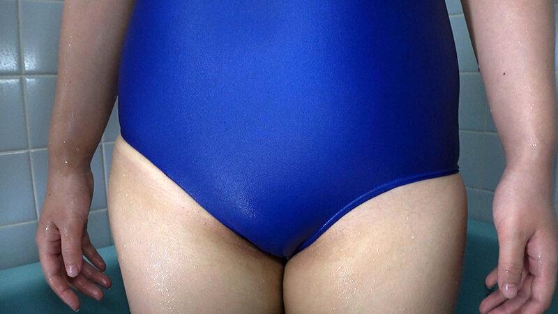 美咲音 濡れてテカってピッタリ密着 神スク水 可愛い女子のスクール水着姿をじっとりと堪能！着替え盗撮から始まり貧乳から巨乳にパイパン、ハミ毛、ジョリワキ等のフェチ接写やローションソーププレイやスク水ぶっかけ等を完全着衣で楽しむAV サンプル画像 9