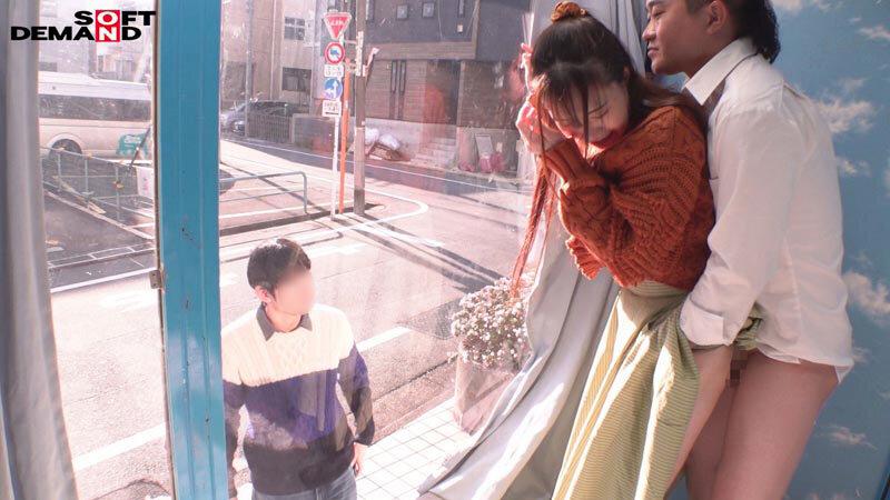 マジックミラー号 服着たままでいいのでマッサージさせてくれませんか！？と声をかけ巷で話題のクイックマッサージを初体験！愛する旦那とはミラー越し30cmの状況で声を我慢すればするほど感じちゃう…本物人妻が我慢できずにスカートの中で不倫SEX サンプル画像 12