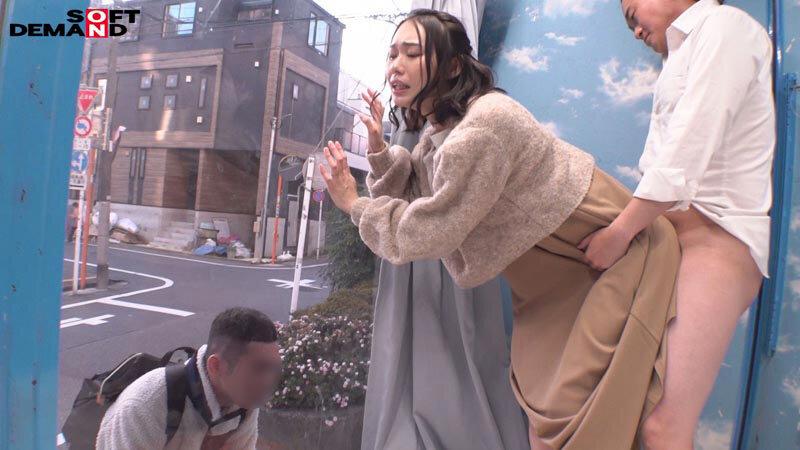 マジックミラー号 服着たままでいいのでマッサージさせてくれませんか！？と声をかけ巷で話題のクイックマッサージを初体験！愛する旦那とはミラー越し30cmの状況で声を我慢すればするほど感じちゃう…本物人妻が我慢できずにスカートの中で不倫SEX サンプル画像 17