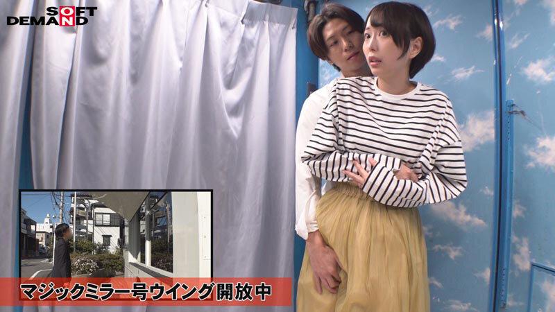 マジックミラー号 服着たままでいいのでマッサージさせてくれませんか！？と声をかけ巷で話題のクイックマッサージを初体験！愛する旦那とはミラー越し30cmの状況で声を我慢すればするほど感じちゃう…本物人妻が我慢できずにスカートの中で不倫SEX サンプル画像 3