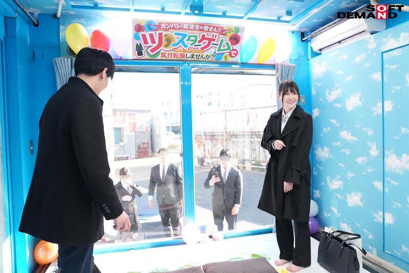 リクルートスーツ姿の女子大生が賞金獲得目指してノーパンノーブラ姿でぬるぬるローションツ〇スターゲーム！密着状態で肌をこすり合っていたら会社説明会帰りの同級生男子と一線を越えて羞恥SEXしてしまうのか？ サンプル画像 3
