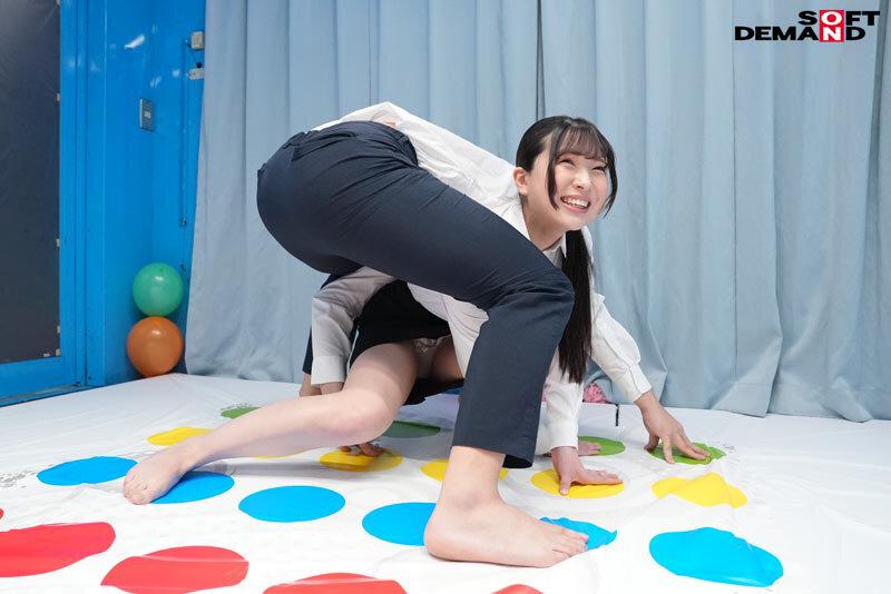 リクルートスーツ姿の女子大生が賞金獲得目指してノーパンノーブラ姿でぬるぬるローションツ〇スターゲーム！密着状態で肌をこすり合っていたら会社説明会帰りの同級生男子と一線を越えて羞恥SEXしてしまうのか？ サンプル画像 4