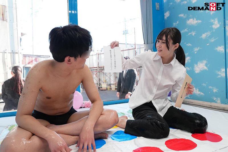 リクルートスーツ姿の女子大生が賞金獲得目指してノーパンノーブラ姿でぬるぬるローションツ〇スターゲーム！密着状態で肌をこすり合っていたら会社説明会帰りの同級生男子と一線を越えて羞恥SEXしてしまうのか？ サンプル画像 7