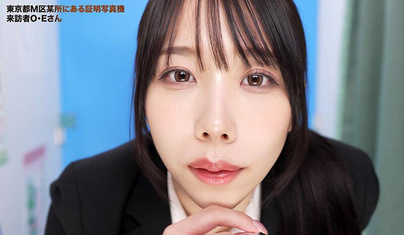 ここで撮影した写真を貼れば絶対合格するというピストンバイブ証明写真ボックス リクルートスーツの女子大生がどんなに突かれても笑顔をキープ 来訪者O.Eさん サンプル画像 4